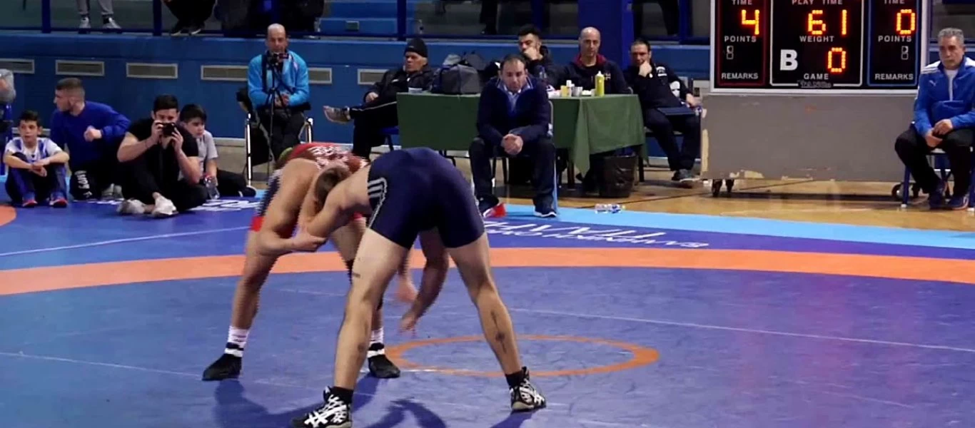 Αγώνας ελευθέρας πάλης εξελίχτηκε σε… κανονική πάλη - Στη «μάχη» μέχρι και οι προπονητές (βίντεο)